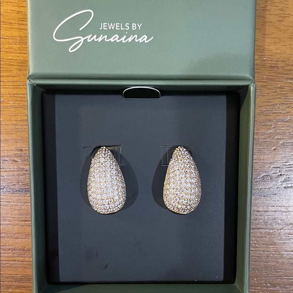 Jewels by Sunaina Narina Studs